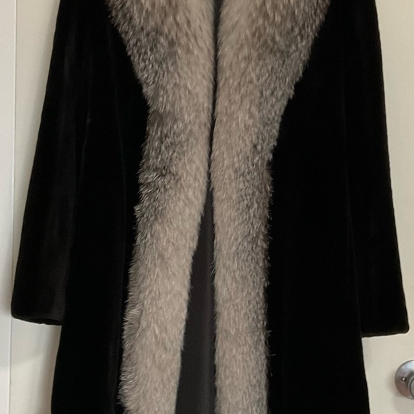 Beautiful mink coat with blue fox collar that runs down. Very warm, light, cozy - Picture 2 of 10